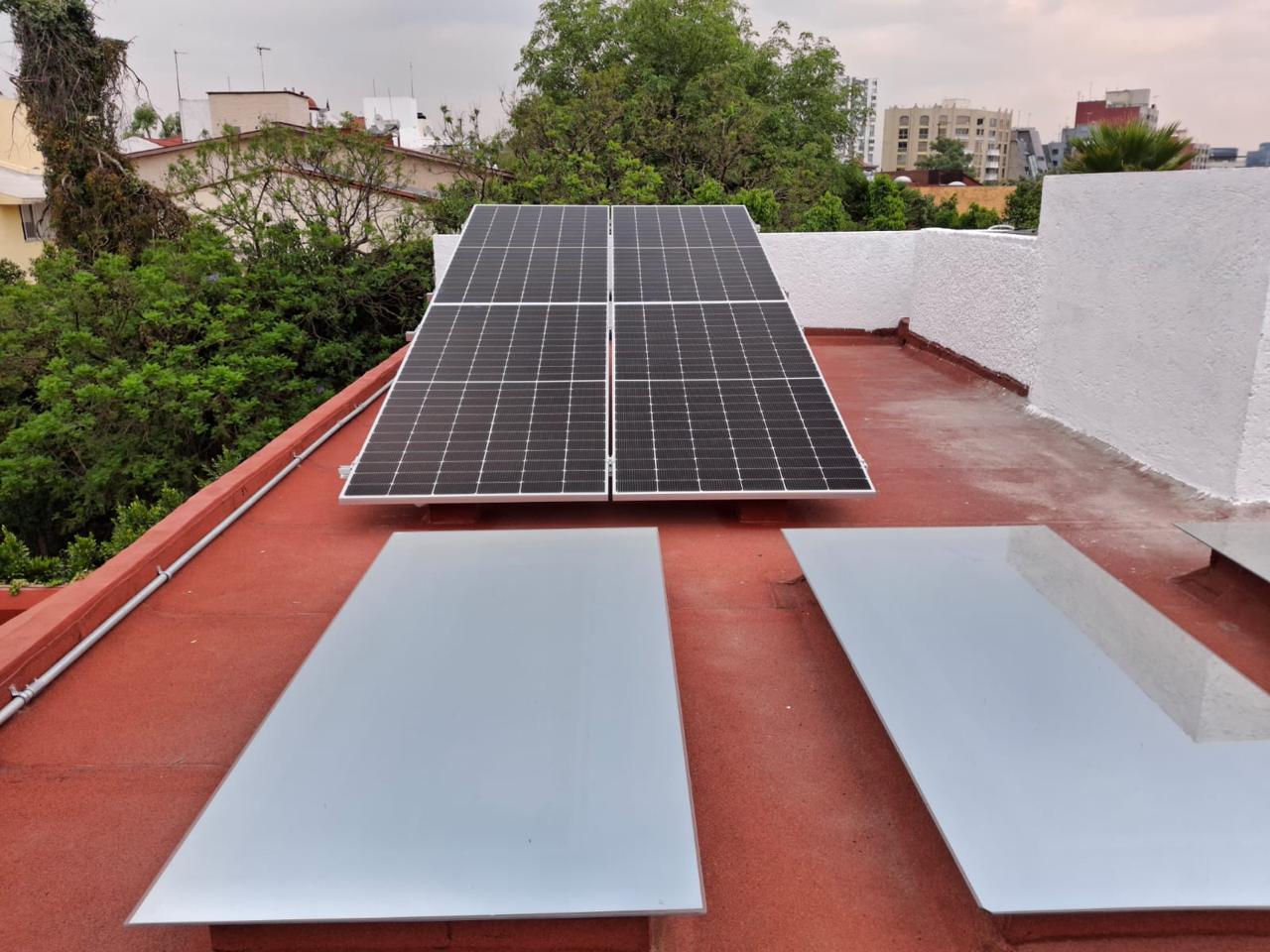 Paneles solares en casa residencial