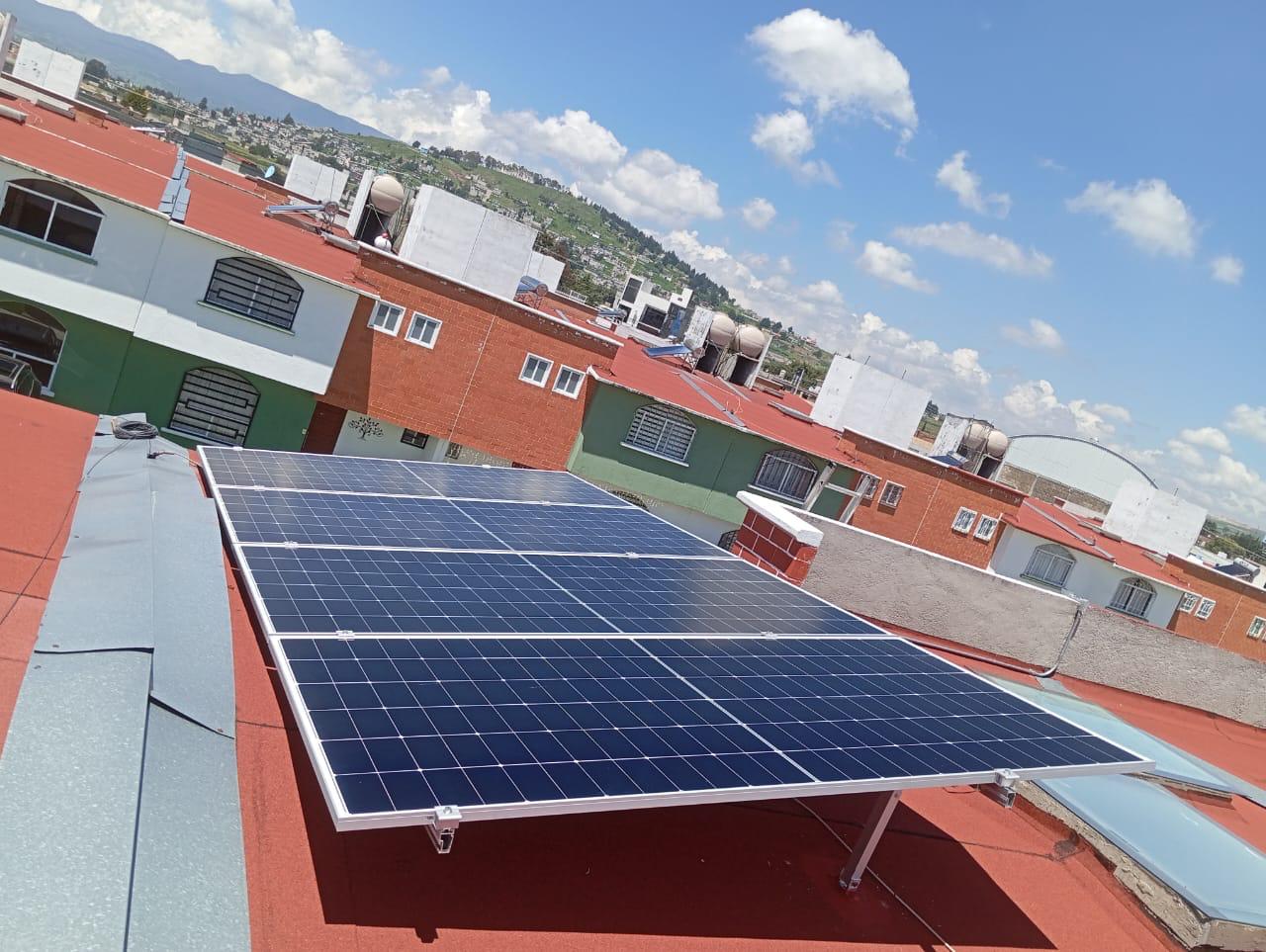 Paneles solares instalados en techo residencial