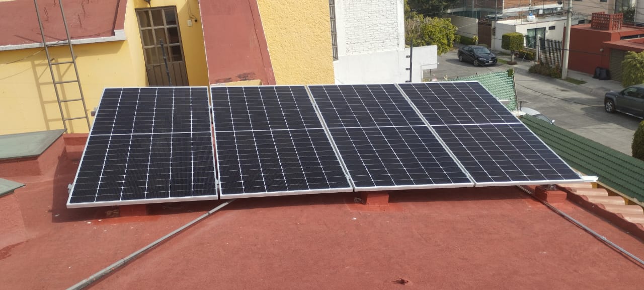 Técnico revisando paneles solares residenciales