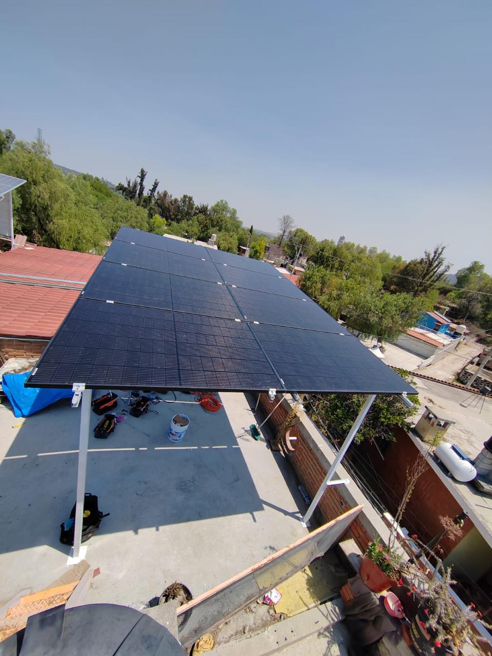 Paneles solares en techo de casa