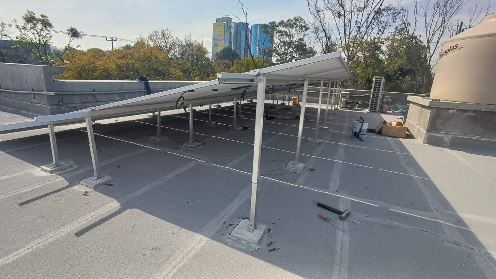 Paneles solares en techo de vivienda