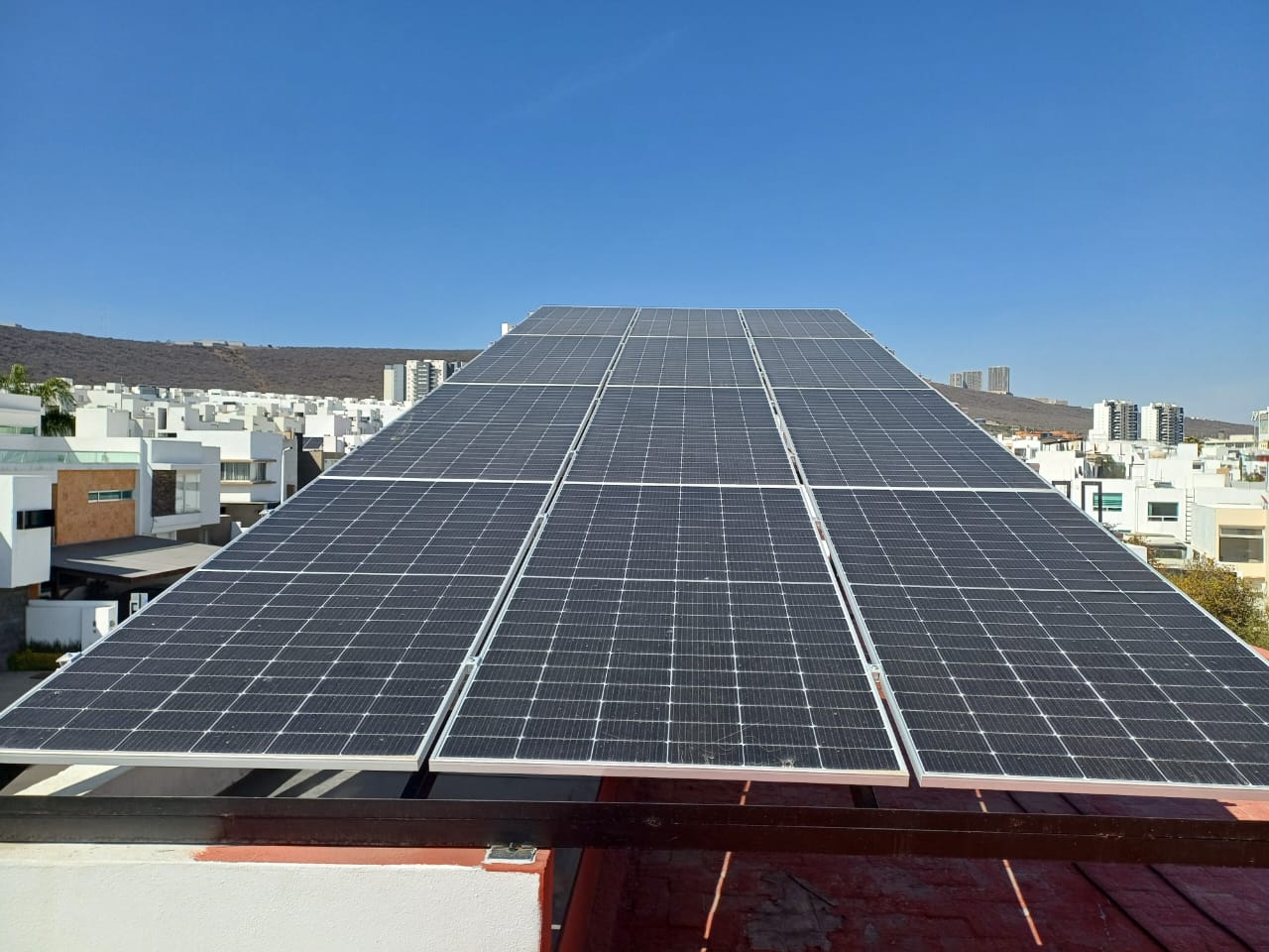 Paneles solares residenciales al atardecer